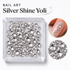 Nail Art Silver Shine Yoli – strasuri transparente argintii în mărimi mixte, cu exemplu pe unghie