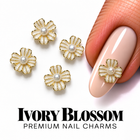 Nail Art Ivory Blossom – floricele ivoire cu perlă, cu exemplu pe unghie