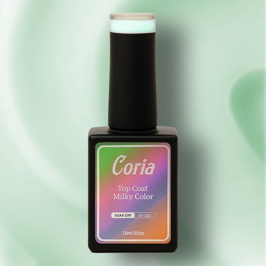 Top Coat Color 019 Coria, flacon 15 ml pe fundal verde-mentă