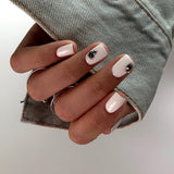 Baza Rubber Gummy Coria White 55 – unghii scurte albe lăptoase, una cu desen negru
