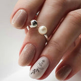 Baza Rubber Shiny Coria 077 – unghii nude sclipitoare, una cu desen floral
