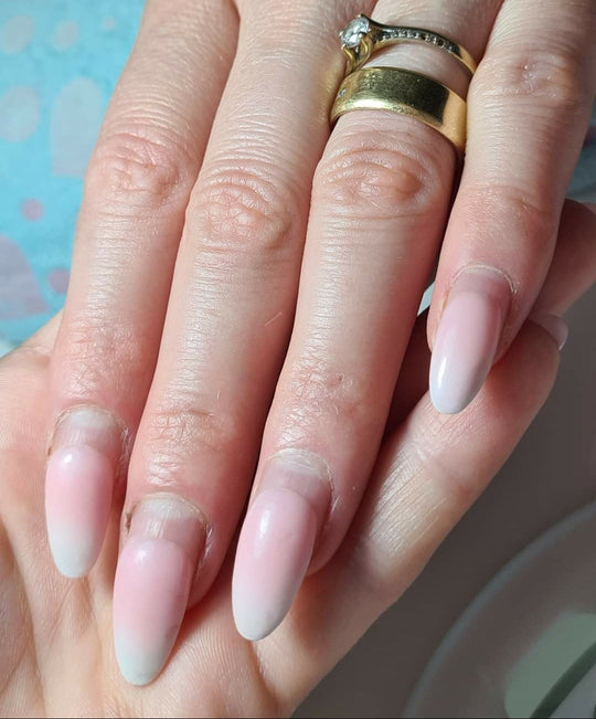 Baza Rubber Clear Coria 15 ml – unghii lungi naturale, cu vârfuri albe lăptoase