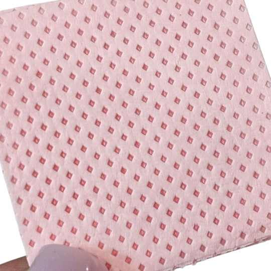 Șervețele perforate pentru unghii Coria roz – textura perforată, de aproape