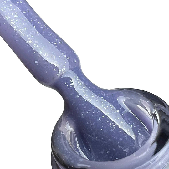 Baza Rubber Shiny Coria 053 – lila-gri cu sclipici pe pensulă