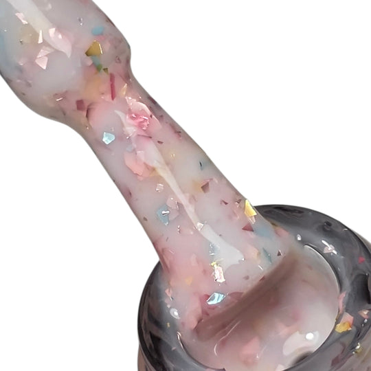 Bază rubber Shiny 1002023 – roz pal cu fulgi colorați pe pensulă