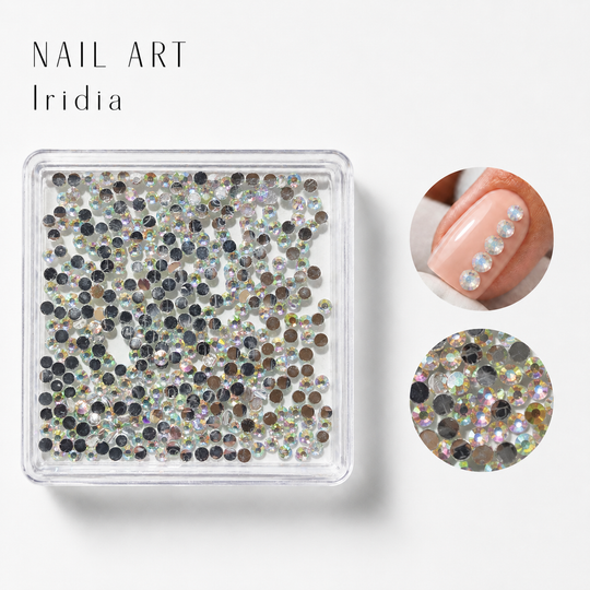 Nail Art Iridia – strasuri gri și clare irizate, cu exemplu pe unghie