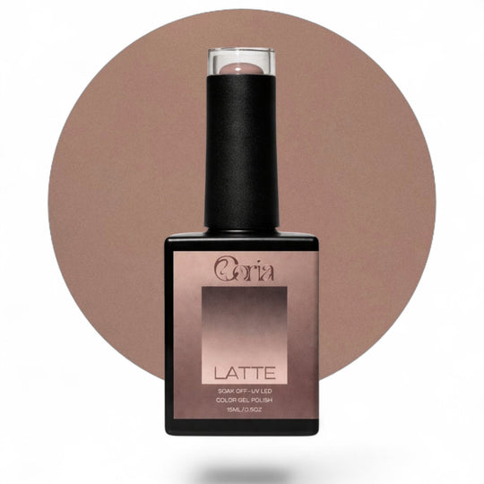 Ojă semipermanentă Coria Latte Nr. 04, flacon 15 ml pe fundal maro-rozaliu