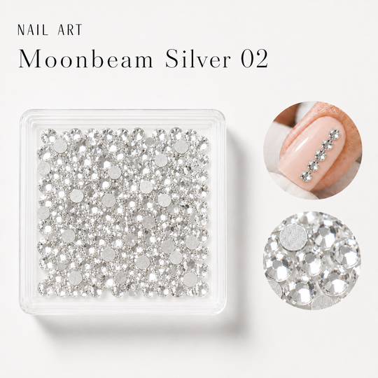 Nail Art Moonbeam Silver 02 – cristale argintii în cutie, cu exemplu pe unghie