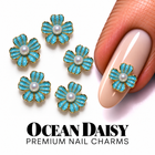 Nail Art Ocean Daisy – floricele turcoaz cu perlă, cu exemplu pe unghie
