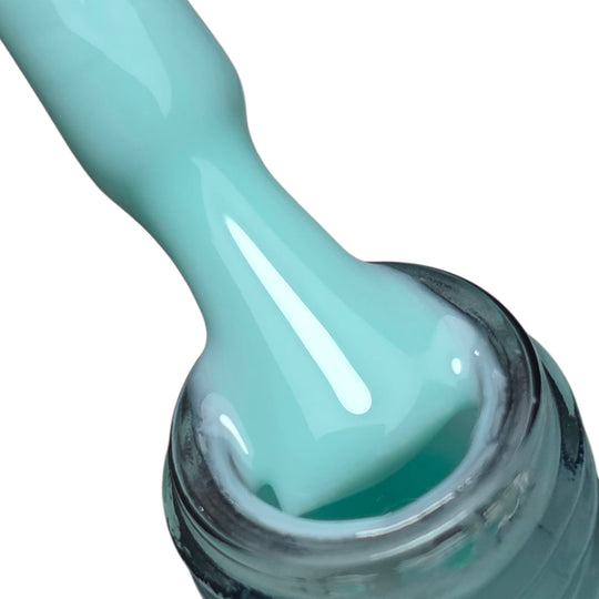 Top Coat Color 019 Coria – verde-mentă lăptos pe pensulă