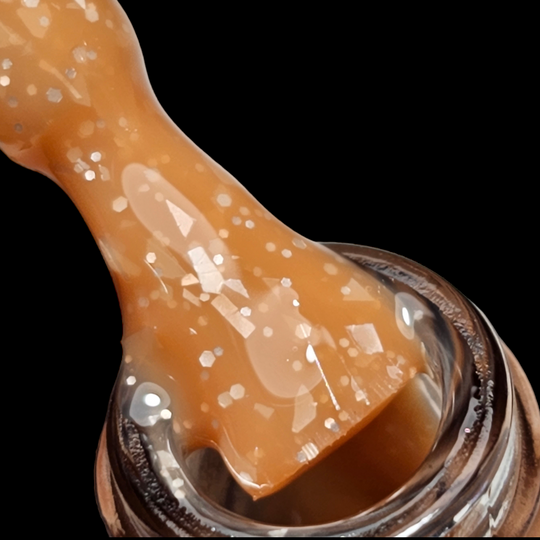 Baza Rubber Shiny Coria 442023 – piersică cu fulgi albi pe pensulă