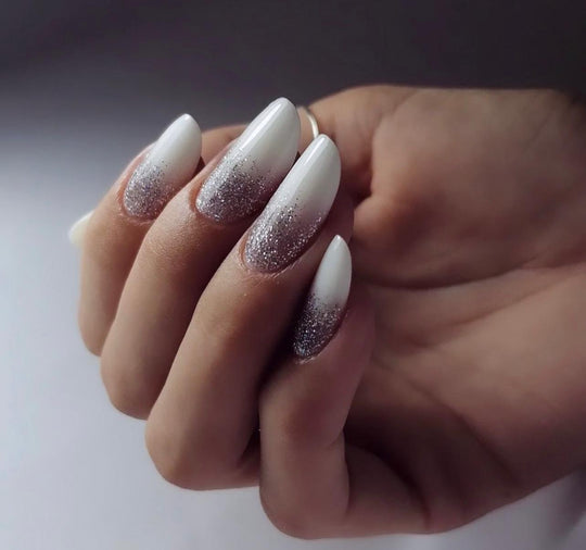 Builder Gel Milky White Level 1 – unghii migdală albe lăptoase, cu ombré argintiu sclipitor