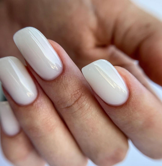 Baza Rubber Gummy Coria 061 Perfect Milky White – unghii scurte albe lăptoase, lucioase